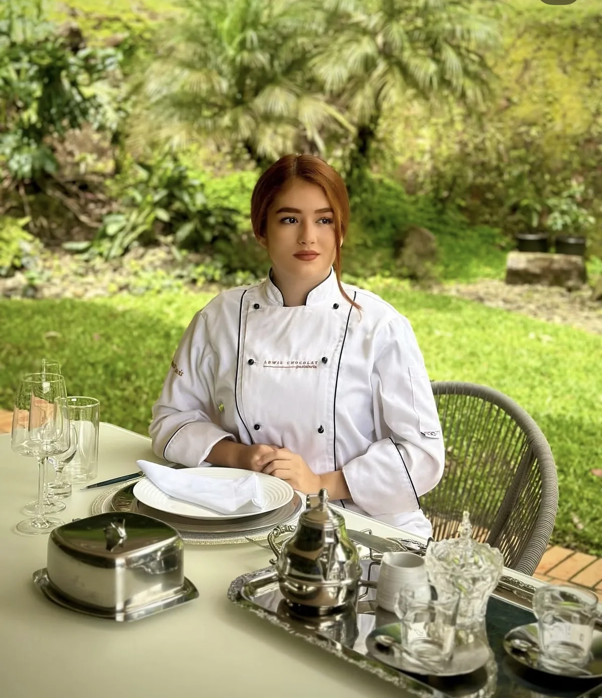 La pastelera de Lewis Chocolat, en una mesa servida en un jardín