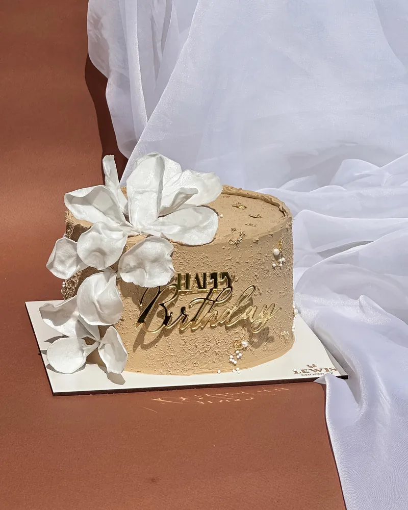 Pastel de flor blanca